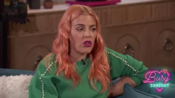 Sandro Suéter de punto embellecido en verde usado por Busy Philipps en Busy Tonight 15 de enero de 2019