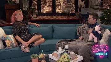 Sandro Lace Panel Floral Negro Midi Vestido usado por Busy Philipps en Busy Tonight 16 de enero de 2019