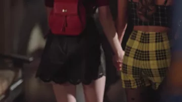 La mini-jupe en similicuir brodée BCBG porté par Cheryl Blossom (Madelaine Petsch) dans Riverdale S03E09