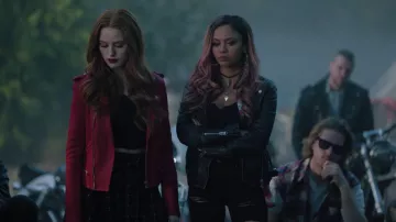 Le blouson rouge Maje porté par Cheryl Blossom (Madelaine Petsch) dans Riverdale S03E09