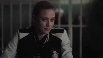 La chaqueta Teddy Coach usada por Betty Cooper (Lili Reinhart) en Riverdale S03E09