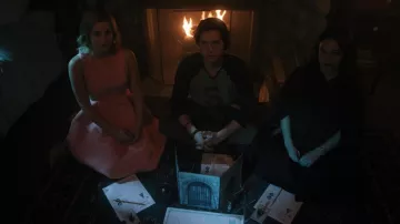 El vestido de satén rosa Halston Heritage usado por Betty Cooper (Lili Reinhart) en Riverdale S03E09