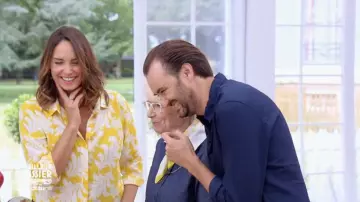 Le chemisier en soie imprimé de Julia Vignali dans Le meilleur pâtissier - Spéciale célébrités du 16/01/2019