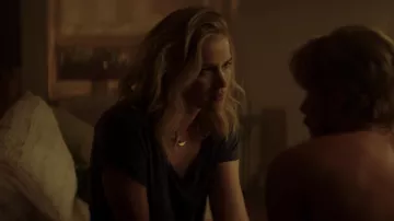 El collar de 'luna' de Guinevere Beck (Elizabeth Lail) en YOU S01E01