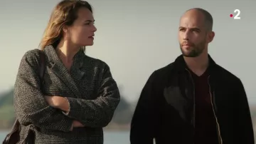 La veste à carreaux portée par Claire Estrela (Mélanie Maudran) dans Un si grand soleil