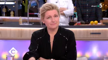La chemise noire de Anne-Elisabeth Lemoine dans C à vous du 17/01/2019