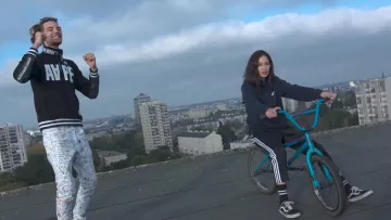 Los pantalones de chándal Adidas de un extra en el clip Pierre, feuille, papel, tijeras de Columbine