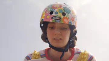 The bike helmet Nutcase of Lily (Tanya Reynolds) in Sex Education S01E08