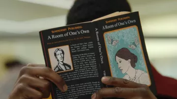 Book A room at the self by Virginia Woolf to Jackson (Kedar Williams-Stirling) in Sex Education S01E04