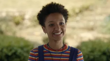 The pendant Tree of life of Ola (Patrrcia Allison) in Sex Education S01E04