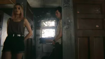 Le short noir en jean taille haute de Maeve (Emma Mackey) dans Sex Education S01E01