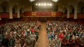 Le théâtre historique The Paget Rooms de Penarth au Royaume-Uni hébergeant la salle de spectacle du lycée Moordale Secondary dans Sex Education S01E02