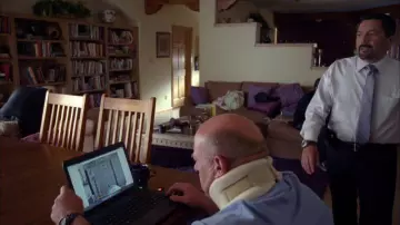 Les chaises Loon Peak de salle à manger chez Hank Schrader (Dean Nor­ris) dans la série Breaking Bad S04E13