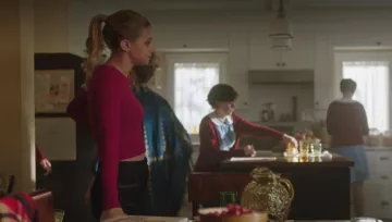 Jeans de cintura alta de Betty Cooper (Lili Reinhart) en Riverdale (S03E10)