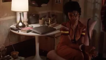 Urban Outfitters Ellis V-Cou à Manches Courtes Pull porté par Malika (Zuri Adele) dans Bien des Ennuis S01E02