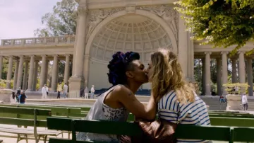 La marinière de Nomi Marks (Jamie Clayton) dans Sense8 S01E05