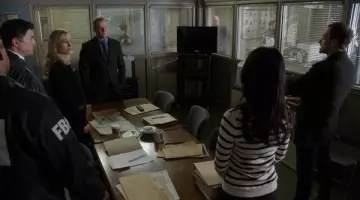 Le pull marinière avec col claudine du Dr Joan Watson (Lucy Liu) dans Elementary S01E14