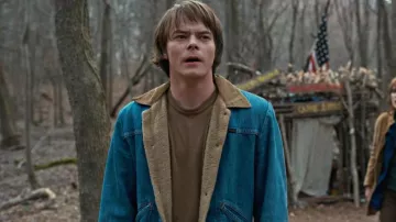 The jean jacket Wrangler vintage Jonathan Byers (Charles Heaton) in Strangers Things Season 1 Episode 2