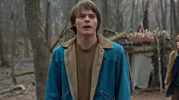 La veste en jean Wrangler vintage de Jonathan Byers (Charles Heaton) dans Strangers Things Saison 1 Episode 2