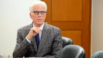 Blazer a cuadros gris usado por Michael (Ted Danson) en The Good Place S03E11