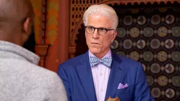 Purple Dot Pocket Square usado por Michael (Ted Danson) en The Good Place S03E11