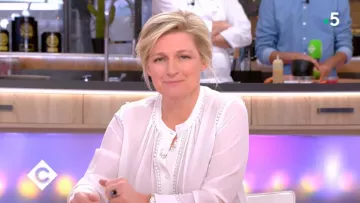 La blouse en soie de Anne-Élisabeth Lemoine dans C à vous du 18/01/2019