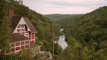 Otis' (Asa But­ter­field) house next to River Wye, UK as seen in Sex Edu­ca­tion S01E04