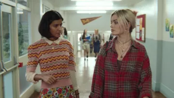 Maeve (Emma Mackey) rose chemise à carreaux comme on le voit dans l'Éducation Sexuelle S01E03