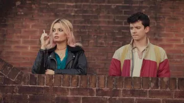 Maeve (Emma Mackey) turquoise blouse comme on le voit dans l'Éducation Sexuelle S01E04