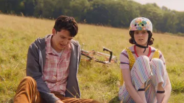 Lily's (Tanya Reynolds) yellow crochet vest as seen in Sex Education S01E08