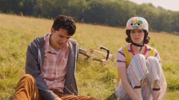 Lily's (Tanya Reynolds) yellow crochet vest as seen in Sex Education S01E08