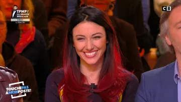 La Robe maille ajustée bandes fantaisie de Delphine Wespiser dans Touche pas à mon poste du 18/01/2019