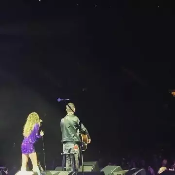 La mini robe drapée en georgette stretch à cristaux de Miley Cyrus sur son compte Instagram @mileycyrus