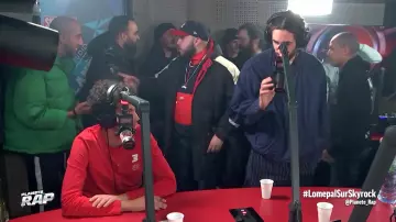 Le pantalon rayé porté par Lomepal dans la vidéo Qui connait les lyrics de #PlanèteRap avec Roméo Elvis, Caballero & JeanJass