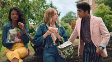 Pantalones a rayas de Anwar (Chaneil Kular) en Sex Education S01E01