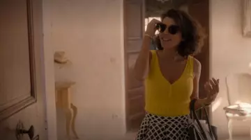 La  Brassière en maille côtelée jaune de Juliette (Reem Kherici) dans Jour J