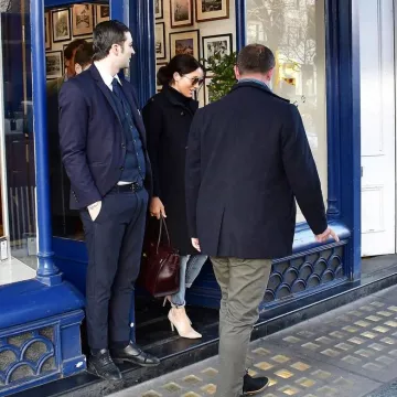 Bolso de cuero Mulberry de Meghan Markle durante una excursión a un restaurante en Londres el 19.01.2019