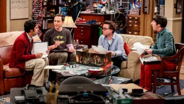 Batman Black T-Shirt worn by Sheldon Cooper (Jim Parsons) in The Big Bang Theory S12E12