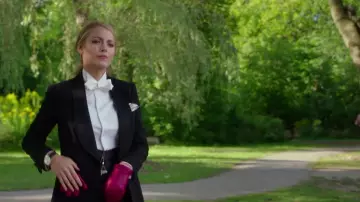 Les gants rouges en cuir de Emily Nelson (Blake Lively) dans L'ombre d'Emily