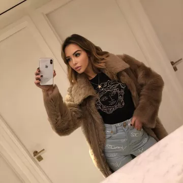 Le Jean Skinny à Logos Imprimés All over Versace de Nabilla Benattia sur le compte instagram de @nabillanew
