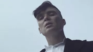 Camisa blanca de cuello roto de Thomas Shelby (Cillian Murphy) en Peaky Blinders Temporada 5