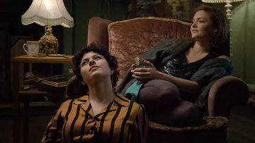 Rayé de Jaune Bronze Shirt porté par Tyler (Alia Shawkat) chez les Animaux