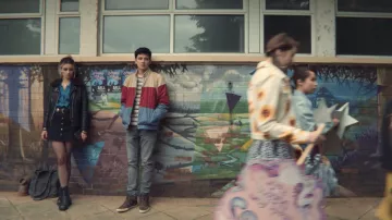 The jacket colored worn by Otis (Asa Butterfield) in the series Sex Education S01E07