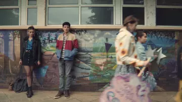 Le blouson coloré porté par Otis (Asa Butterfield) dans la série Sex Education S01E07