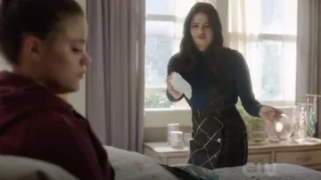 La correa Maje y la falda de azulejos de Mel Vera (Melonie Diaz) en Charmed S01E10