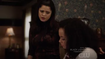 Mel Vera 'Melonie Diaz's AllSaints Snake Printed Turtleneck Top en Charmed S01E10