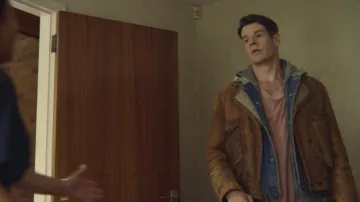 Chaqueta de piel de oveja de Adam (Connor Swindells) en Sex Education S01E06