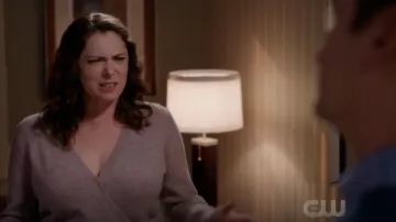 Madewell Envelopper Face Pull-over Pull en plus douillet Fil porté par Rebecca Tas (Rachel Bloom) dans Crazy Ex-petite Amie S04E10