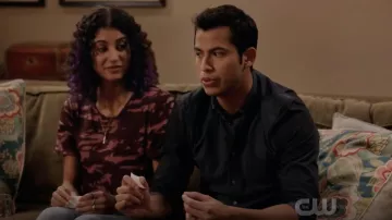 Monrow Two-Tone Cotton Camo Tee usado por Heather Davis (Vella Lovell) en Crazy Ex-Girlfriend S04E10