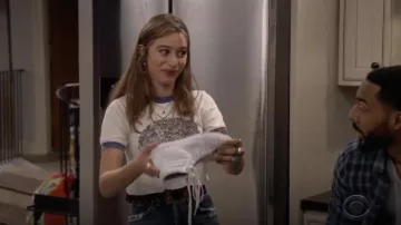 Vans Sk8 Hi Top Sneaker Vrai Blanc porté par Shannon (Odessa Adlon) en Fam S01E02